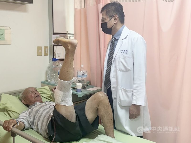 台中陳姓老翁年輕時當模板工人又耕田,膝蓋使用過度,突然不能走路,連站都有困難,經置換人工膝關節重新站起來。大甲李綜合醫院骨科醫師王芳英(右)指導患者復健。中央社記者趙麗妍攝 113年11月29日