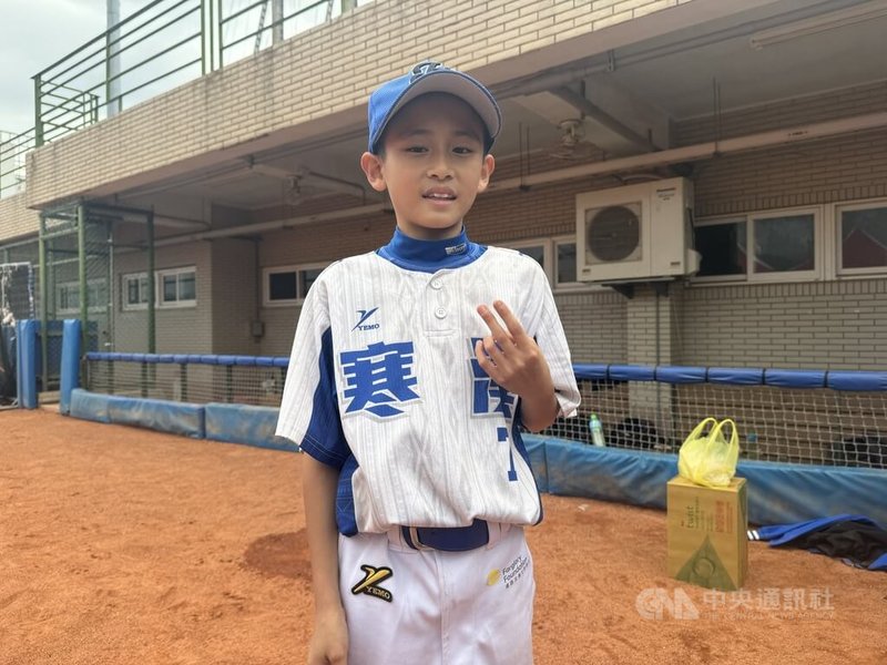 第31屆原棒協關懷盃29日在台東開打,適逢12強台灣隊剛奪冠,宜蘭縣寒溪國小左投林廷恩(圖)還刻意模仿台灣隊王牌投手林昱珉的投球動作。中央社記者楊啟芳攝 113年11月29日