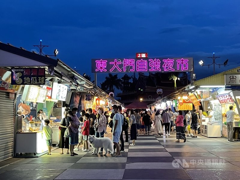 歡慶台灣勇奪世界12強棒球賽冠軍，花蓮縣政府即日起至12月21日加碼市集加倍券，每週五、六限量發放；東大門夜市也自29日起連3天響應發放「東大門夜市限定市集加倍券」，限當天於東大門夜市內使用，還有全園區消費打8折。中央社記者張祈攝 113年11月29日