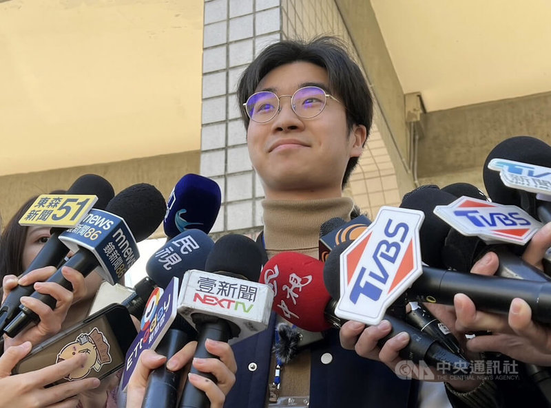 陸生團29日到陽明交通大學陽明校區,進行兩岸學生音樂交流活動,負責演奏小提琴的北京清華大學學生李澤森說,音樂是好的溝通橋梁。中央社記者劉冠廷攝 113年11月29日