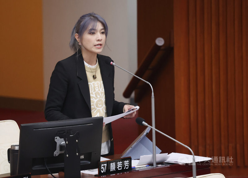 民進黨籍台北市議員顏若芳(圖)29日在議會質詢時表示,近日勞動部公務員遭霸凌輕生事件震驚全國,但台北表演藝術中心也有類似事件發生,經調查後輕放還將被害人記大過,質疑董事長王文儀不適任。中央社記者張新偉攝 113年11月29日