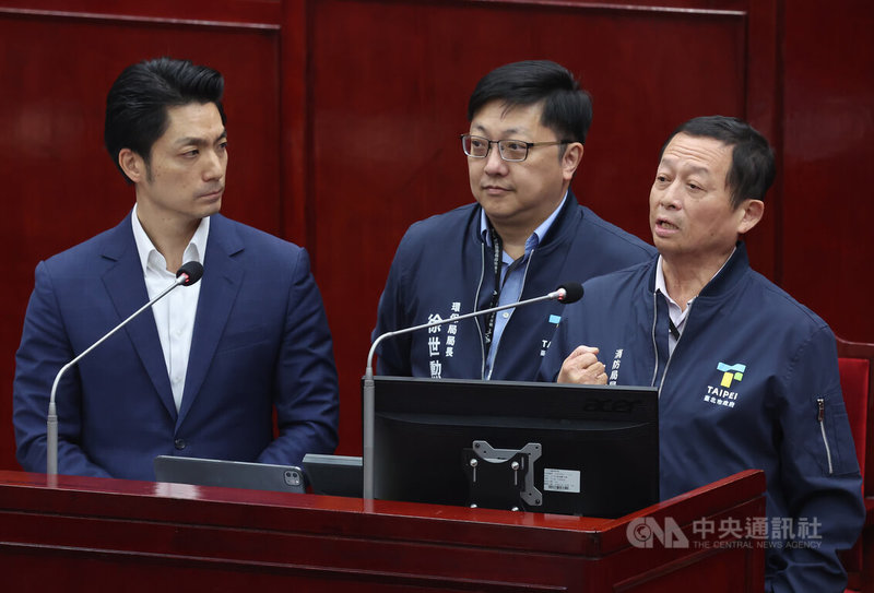 台北市長蔣萬安(左)29日列席議會備詢,民進黨議員林延鳳現場詢問各局處首長,請目前有職場霸凌案正在調查者舉手,結果有10人舉手,超出林延鳳所掌握資料,如消防局和環保局就不在其名單內,林延鳳也要求環保局長徐世勲(中)、消防局長莫懷祖(右)說明。中央社記者張新偉攝 113年11月29日