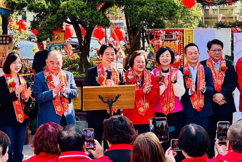 總統賴清德（左3）29日赴新北市五股區參加賀聖宮謝土慶安典禮，致詞時表示，除向玄天上帝祈求國泰民安、風調雨順、闔家平安，也祈求此行平安順利，參訪成功。（立委蘇巧慧辦公室提供）中央社記者黃旭昇新北傳真  113年11月29日