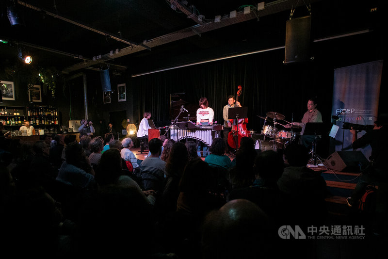 王思雅的四重奏樂團「Debby Wang and DAT Quartet」20日在巴黎複合文化空間「棧倉(l’Entrepôt)」演出,吸引觀眾滿座。中央社記者李若韻巴黎攝 113年11月29日