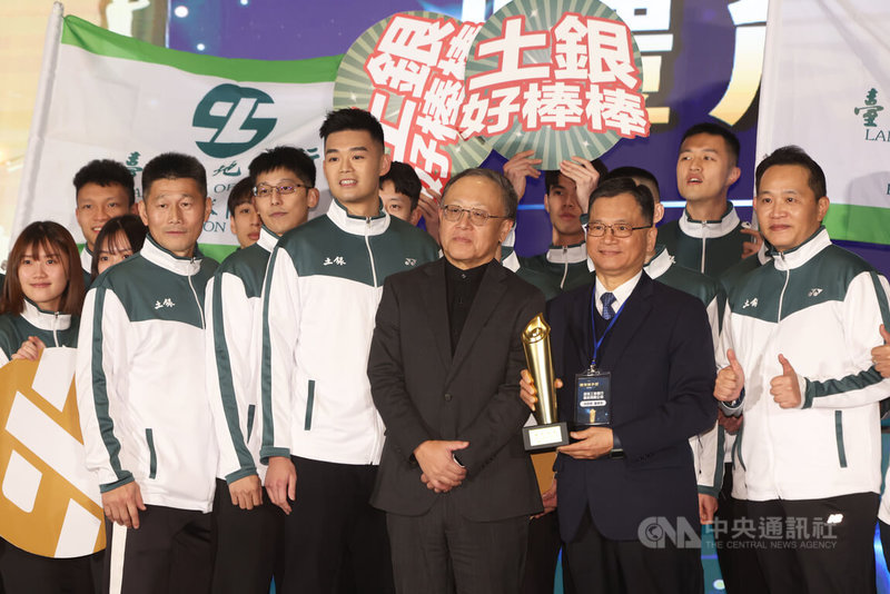 第16屆體育推手獎表揚典禮29日下午在台北舉行,行政院政務委員史哲(前右3)出席,與土地銀行董事長何英明(前右2)、奧運羽球男雙金牌選手王齊麟(前右4)等人合影留念。中央社記者趙世勳攝 113年11月29日