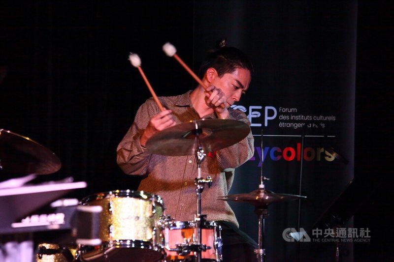 王思雅四重奏樂團「Debby Wang and DAT Quartet」的鼓手北澤大樹(Hiroki Kitazawa),20日在法國繽紛爵士音樂節演出。中央社記者李若韻巴黎攝 113年11月29日