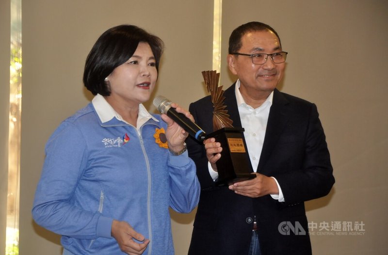 雲林縣府正規劃評估「雲林縣高鐵青年社會住宅興建營運移轉（BOT+有償BTO+有償PPP）案」，縣長張麗善（左）下午到新北市中和區參訪致詞時表示，希望結合高鐵周邊的產業專區，打造為科技城。右為新北市長侯友宜。中央社記者黃旭昇新北市攝  113年11月29日