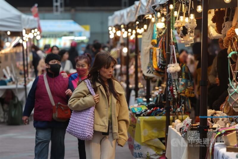 圖為民眾在台北西門商圈戶外市集逛街。（中央社檔案照片）