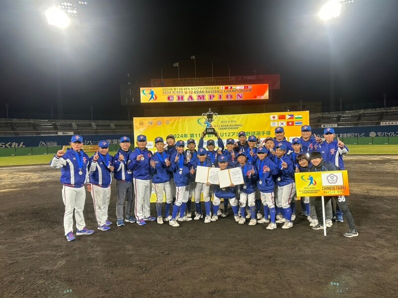 U12亞洲少棒錦標賽29日在日本松山進行冠軍戰，最終由台灣隊以5比1擊敗韓國，繼2018年後再度奪冠，完成連霸、奪下隊史第8冠，賽後球員高舉獎盃開心留影。（中華民國棒球協會提供）中央社記者謝靜雯傳真 113年11月29日