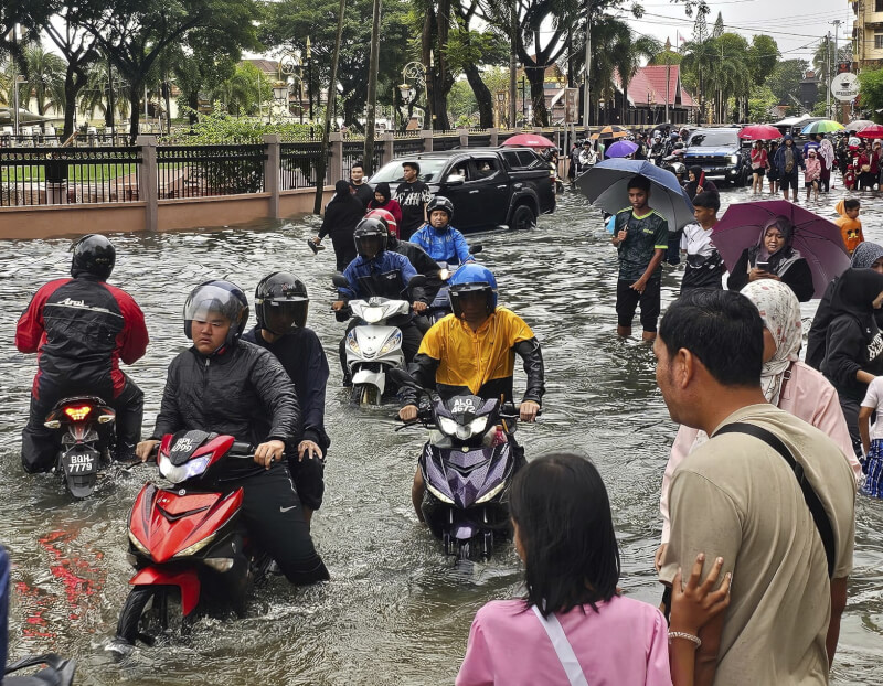 馬來西亞多個州暴雨成災，圖為東北部的吉蘭丹州街道淹水。（美聯社）