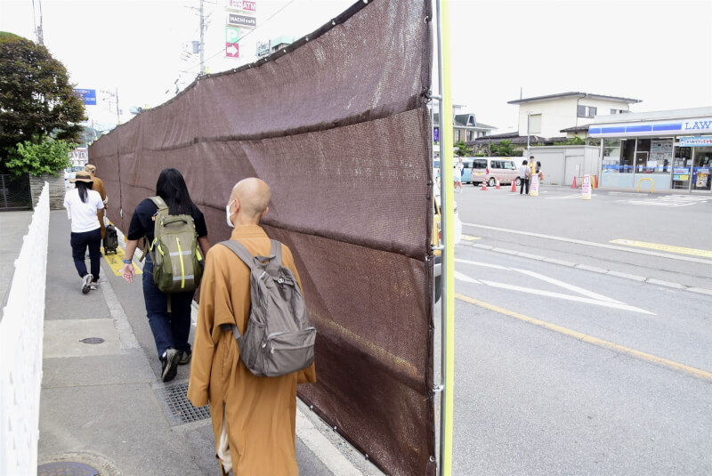 富士河口湖町公所因觀光公害亂象，在便利商店羅森前架設黑幕阻擋遊客拍照。圖為8月情況。（共同社）