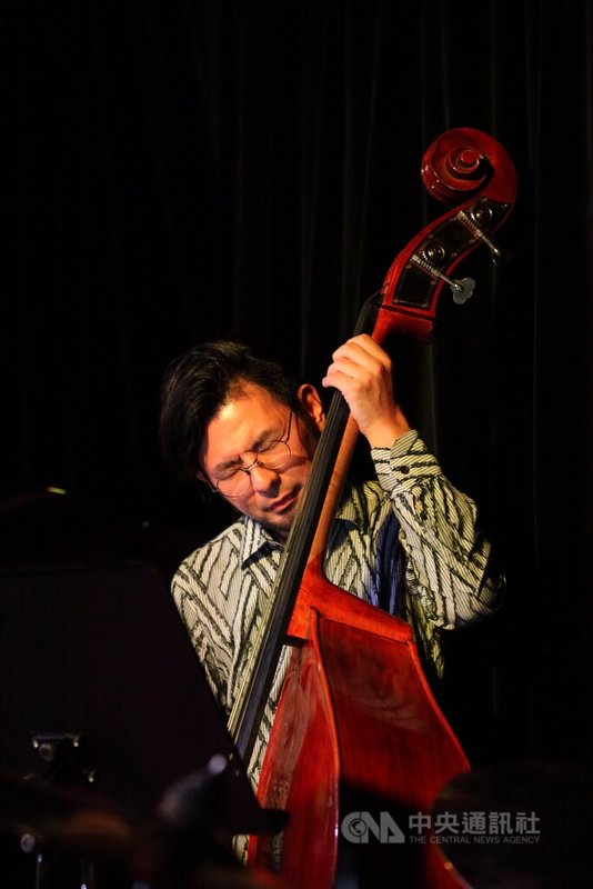 王思雅四重奏樂團「Debby Wang and DAT Quartet」的貝斯手小美濃悠太(Yuta Omino),在法國繽紛爵士音樂節演出。中央社記者李若韻巴黎攝 113年11月29日