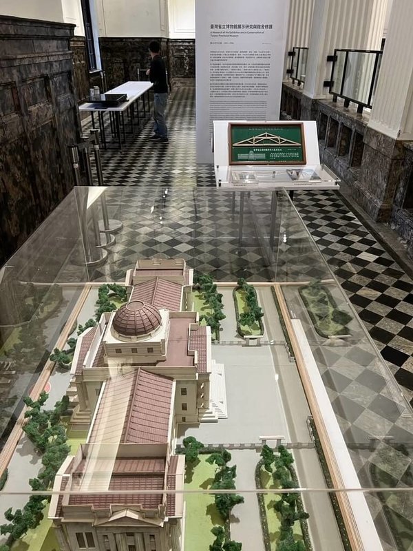 是戰後台灣重要建築師漢寶德逝世10週年,台博館特別在2樓迴廊展廳推出特展「形色質美:漢寶德的建築」,精選漢寶德的建築設計作品,包含台灣省立博物館、勸業銀行舊廈等古蹟修護研究案例。(台博館提供)中央社記者葉冠吟傳真 113年11月29日