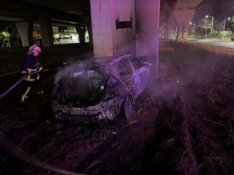 台中市北屯區30日凌晨在環中路與榮德路口發生汽機車碰撞起火事故，台中市消防局據報到場搶救，將受傷的2車駕駛與1名乘客送醫。（民眾提供）中央社記者郝雪卿傳真  113年11月30日