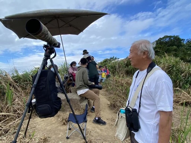 台東縣野鳥學會創會發起人王克孝（右）致力推動賞鳥活動與環境保護，日前辭世，享壽71歲。（張宏銘提供）中央社記者盧太城台東傳真  113年11月30日