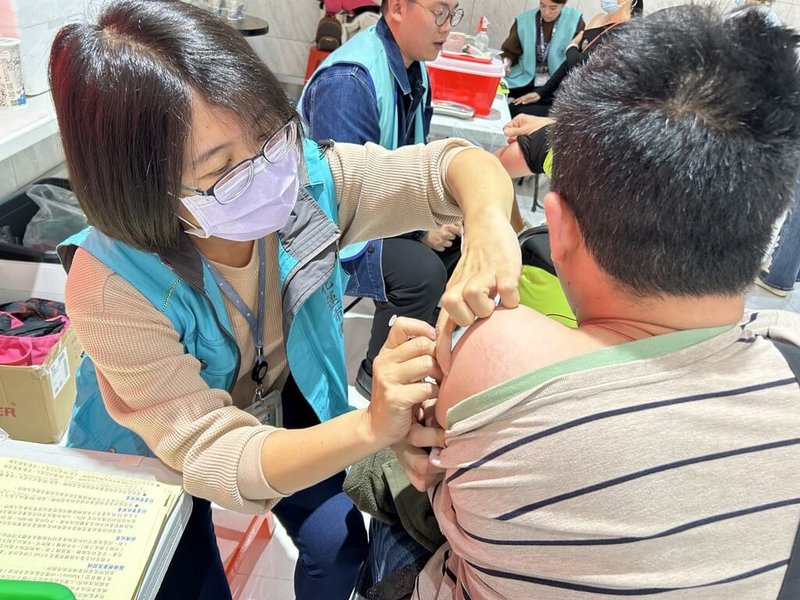 花蓮縣政府獲高端疫苗生物製劑股份有限公司捐贈1800劑流感疫苗，30日起提供非公費範圍的19歲到49歲民眾免費施打，也在遠東百貨花蓮店開設接種站。（花蓮縣衛生局提供）中央社記者張祈傳真  113年11月30日