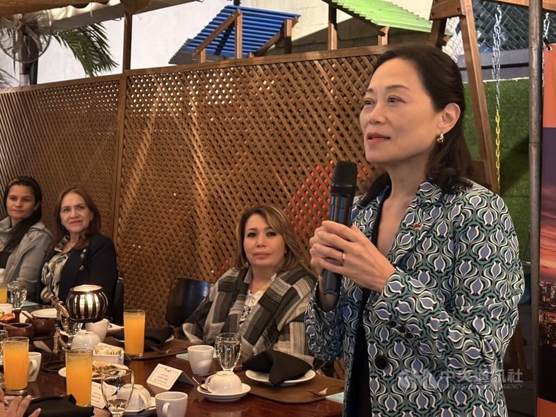 駐瓜地馬拉大使張俊菲表示,教育是國家發展的根本,台灣非常樂意和友邦分享自身經驗。她強調,台灣獎學金不只幫助友邦培育人才,也提供他們在經濟社會上發展的動力,更搭起台灣和瓜地馬拉友誼的橋梁。中央社記者李登文瓜地馬拉市攝 113年11月30日