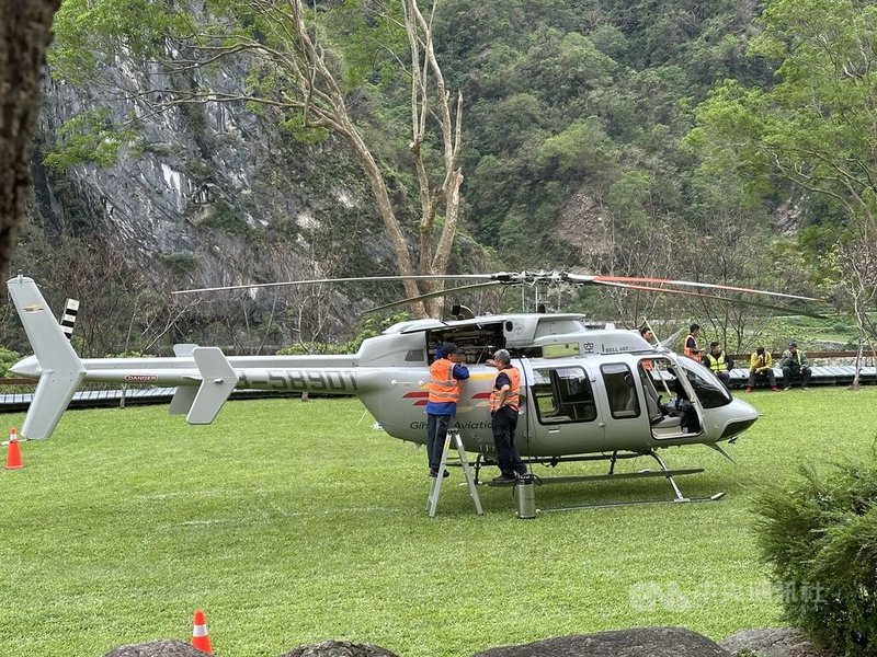 太魯閣國家公園管理處近日與勁捷航空合作，分批載運1000公斤木屑至南湖山屋，將提供生態廁所使用。中央社記者張祈攝  113年11月30日