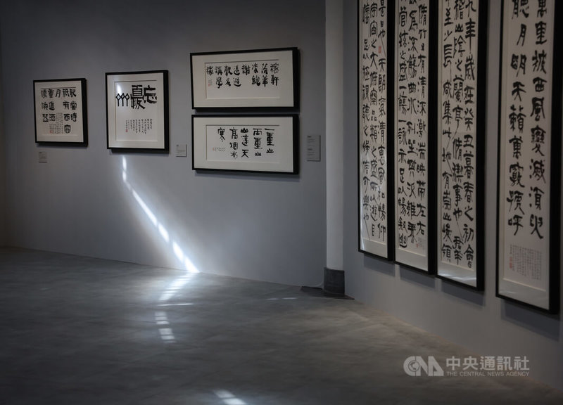 「書藝人間—漢寶德書寫之美」特展30日在國立台灣工藝研究發展中心台北當代工藝設計分館登場，展覽以已故知名建築師漢寶德的書法觀念為出發，強調書法結合生活藝術，精選漢寶德書法作品102件展出。中央社記者趙世勳攝　113年11月30日