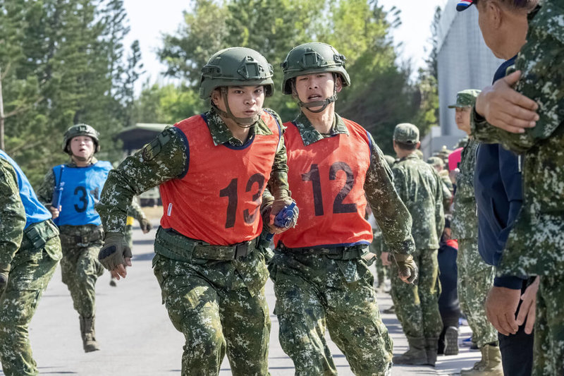 陸軍澎湖防衛指揮部75週年部慶系列活動29日落幕,官兵分組實施武裝接力競賽,卯足全力衝刺爭取單位榮譽,展現「同島一命」的團結氣魄。(澎防部提供)中央社 113年11月30日