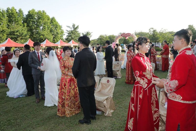 台南市113年度聯合婚禮30日在山上花園水道博物館登場，50對新人甜蜜攜手互許終身，現場洋溢浪漫幸福氛圍。（台南市政府提供）中央社記者張榮祥台南傳真  113年11月30日