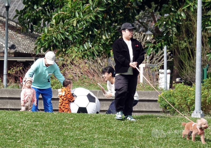 圖為台北花博公園，有民眾趁好天氣帶孩子踏青，也有民眾到公園遛狗。（中央社檔案照片）