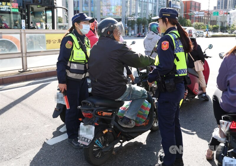 微電車即起需投保、登記和領牌才可上路，台北市警察局交通警察大隊30日盤查了解民眾騎乘微電車情形。中央社記者張新偉攝　113年11月30日