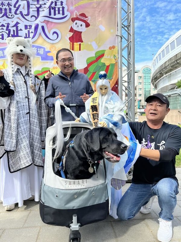 新北市政府動物保護防疫處30日在板橋車站前舉辦「2024毛寶貝魔幻幸福耶誕趴」，霹靂布袋戲經典英雄角色素還真也化身毛寶貝大使現身參與。（霹靂國際多媒體提供）中央社記者洪素津傳真  113年11月30日