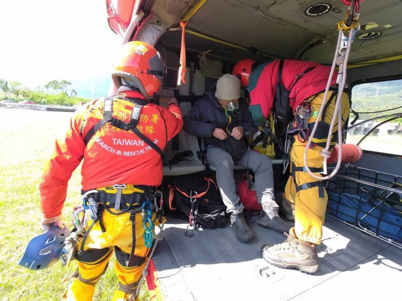 8人登山隊伍攀登南二段，其中1名男性隊員高山症發作，喘不過氣、咳嗽，行走困難，空勤總隊黑鷹直升機1日上午將男子吊掛下山送醫治療。（空中勤務總隊花蓮駐地勤務第一大隊第三隊提供）中央社記者李先鳳傳真  113年12月1日