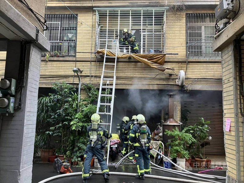 台北市大同區迪化街1日發生民宅火災，消防局獲報出動20車、50人馳援，因1樓宮廟囤放爆竹和瓦斯鋼瓶、險象環生，緊急救出受困1男送醫。（翻攝照片）中央社記者黃麗芸傳真  113年12月1日