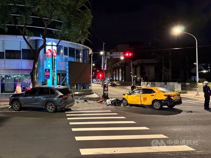 新北市板橋區1日凌晨發生車禍，兩車發生碰撞，波及在待轉區停等紅燈的機車騎士，所幸3人傷勢無大礙，酒測值均為零，詳細肇事原因仍待調查釐清。（翻攝照片）中央社記者王鴻國傳真  113年12月1日