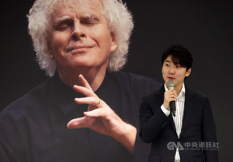 巴伐利亞廣播交響樂團抵台聯合記者會1日在台北君悅酒店舉行,蕭邦鋼琴大賽金獎得主趙成珍(Seong-Jin Cho)(圖)致詞,他也將在台北、台中音樂會場次,演出布拉姆斯「第2號鋼琴協奏曲」。中央社記者鄭傑文攝 113年12月1日