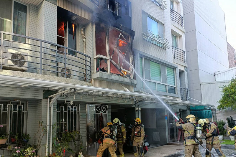 台南市北區文成一路一戶透天建物民宅1日下午發生火災，2樓處冒出火煙，消防人員出水灌救，並協助帶出1名65歲男子脫困。（讀者提供）中央社記者楊思瑞台南傳真  113年12月1日