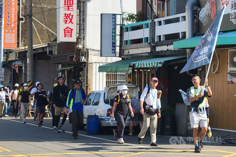 黑熊民防教育協會發起「Stand up as Taiwan台灣主站派、接力護台灣」活動，徒步隊伍1日自台南市區出發北上，行經西港等地，預計晚間抵達新營。中央社記者楊思瑞攝  113年12月1日