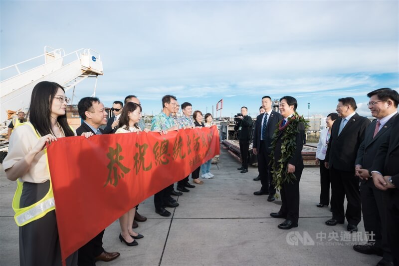 總統賴清德(戴花圈者)出訪太平洋3友邦,去程過境夏威夷停留2晚,專機在夏威夷時間11月30日上午抵達檀香山國際機場,現場拉起紅布條歡迎賴清德抵達。中央社記者翁睿坤檀香山傳真 113年12月1日
