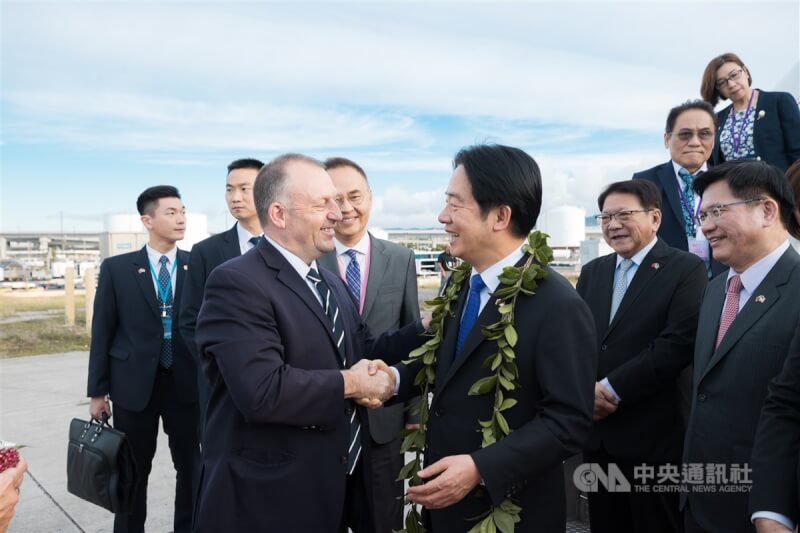 總統賴清德(前右)出訪太平洋3友邦,去程過境夏威夷停留2晚,專機在夏威夷時間11月30日上午抵達檀香山國際機場,夏威夷州長格林(Josh Green)(前左)接機,並與賴清德握手致意。中央社記者翁睿坤檀香山傳真 113年12月1日