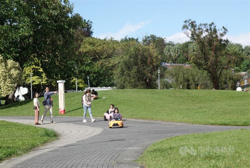 民眾在台北花博公園享受舒適天氣。（中央社檔案照片）