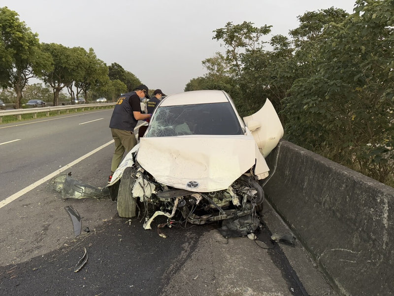 雲林縣消防局2日下午接獲民眾報案，指台78線東向27公里處發生車禍，1男子腦漿外溢，明顯死亡，而轎車則在路肩，車體零件散落一地；警方表示，疑自撞釀禍，事故原因待釐清。 （民眾提供）  中央社記者姜宜菁傳真  113年12月2日