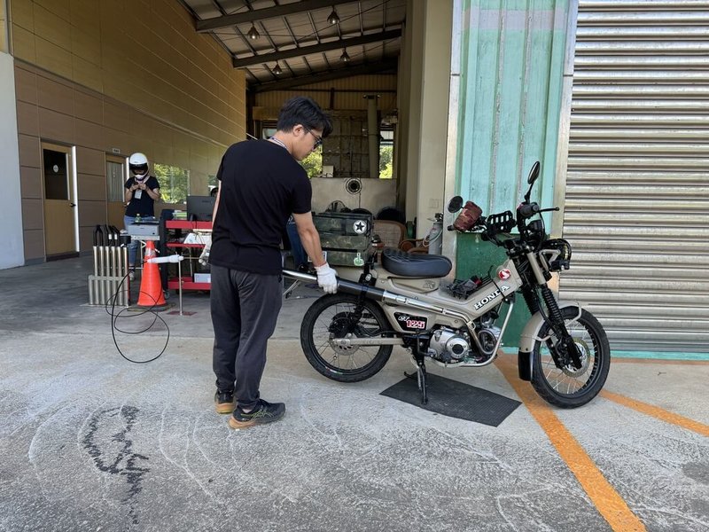 為改善機車改裝排氣管產生噪音問題，中央推動機車改裝排氣管認證制度，台中市環保局2日表示，114年起改裝排氣管未完成監理機關變更登記，將依規定開罰。（台中市環保局提供）中央社記者郝雪卿傳真  113年12月2日