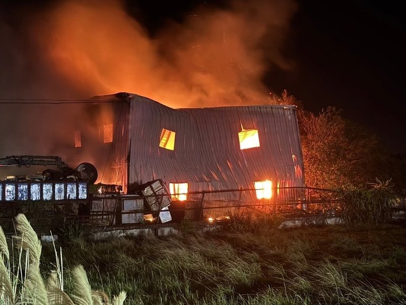 桃園市中壢區某汽車零件倉庫2日傍晚火警，鐵皮建築物不斷冒出大火濃煙，消防局緊急派員前往灌救，火勢已獲控制，所幸無人受傷受困，起火原因待調查。（桃園市政府消防局提供）中央社記者吳睿騏桃園傳真  113年12月2日