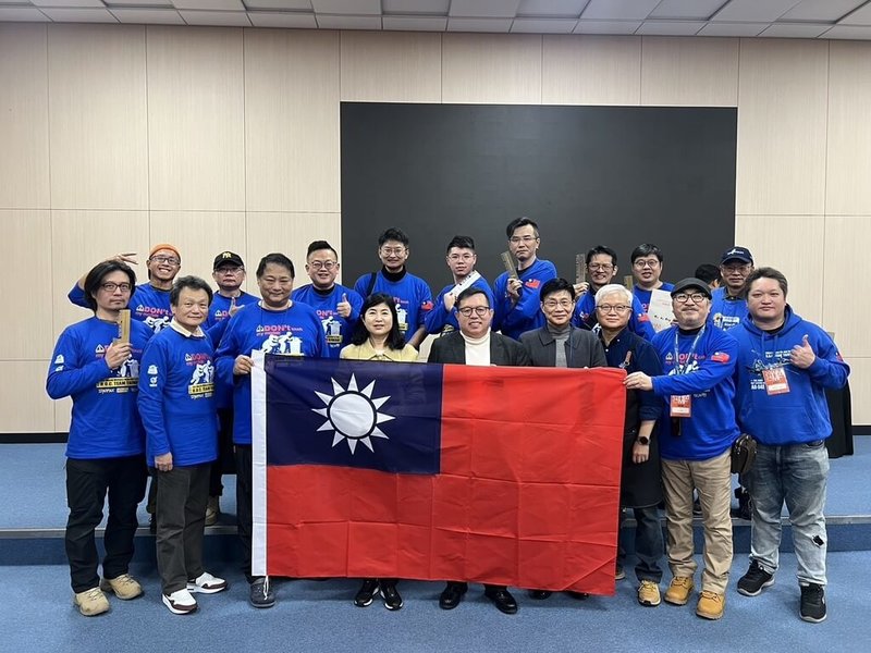 駐韓國台北代表部副代表郭秋雯(前排黃衣者)1日訪問世界軍事模型展,為選手打氣,並向獲獎選手轉致總統、副總統賀電。(駐韓國台北代表部提供)中央社記者廖禹揚首爾傳真 113年12月2日