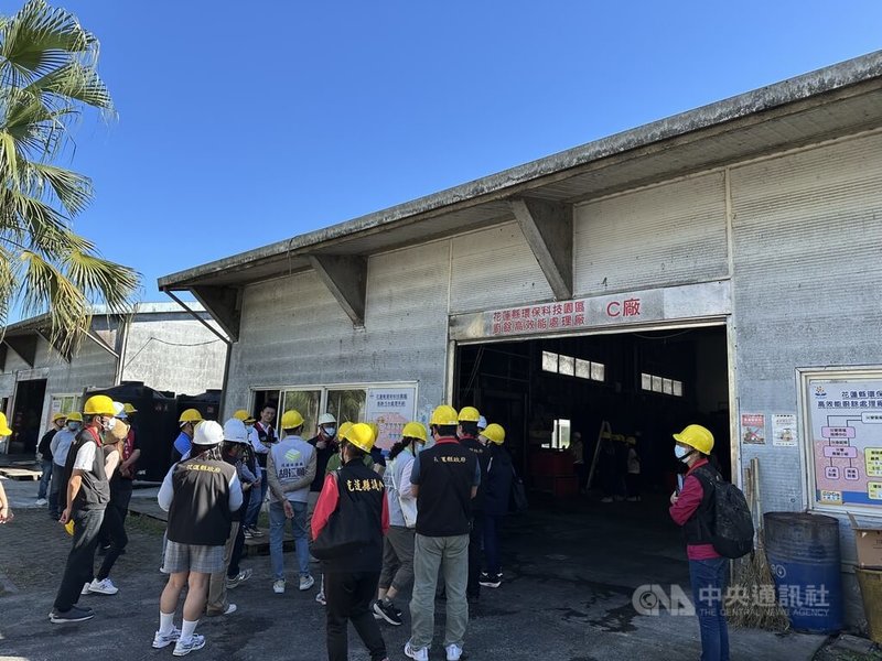 花蓮縣全年產出廚餘量約5500公噸，環保局在鳳林鎮環保科技園區建置2套廚餘高效處理系統，處理全縣6成以上廚餘，多名議員2日到場會勘，查看堆肥廠、廚餘處理情況。中央社記者李先鳳攝  113年12月2日