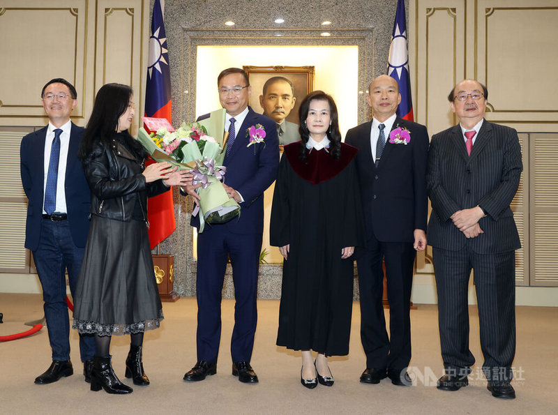 民進黨政策會執行長王義川(左3)遞補民進黨不分區立委,2日在大法官蔡彩貞(右3)監誓下宣誓就職,立法院長韓國瑜(右2)、民進黨立法院黨團總召柯建銘(右)、副幹事長李坤城(左)、立委陳瑩(左)到場觀禮,並獻上花束給予祝福。中央社記者郭日曉攝 113年12月2日