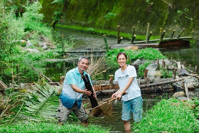 農業部花蓮區農業改良場投入有機農業發展有成，近日計有6個國際有機農業研究中心人員前往花蓮，了解台灣有機農業實務運作，阿美族傳統生態漁法「巴拉告」設置棲架方式，不會過度捕魚，引起關注。（花蓮區農業改良場提供）中央社記者楊淑閔傳真  113年12月2日