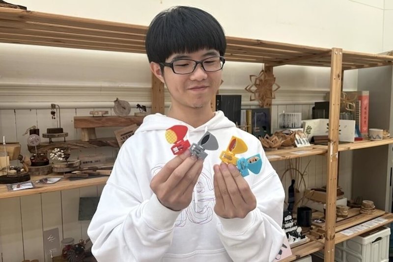 新竹市中華大學機械系學生吳啟睿(圖)參加IIIC國際創新發明競賽,以「吉他撥片收納器」作品獲銅牌。(中華大學提供)中央社記者魯鋼駿傳真 113年12月2日