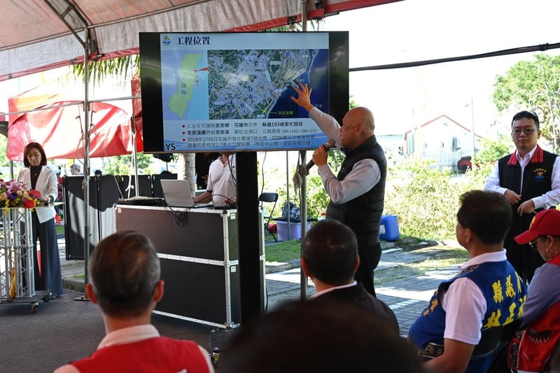 0206地震釀花蓮縣多處建築物損壞或倒塌，其中吉安溪橋改建工程動土祈福儀式2日舉行，預計民國115年11月底完工。圖為工程單位說明施工規劃。（花蓮縣政府提供）中央社記者李先鳳傳真  113年12月2日