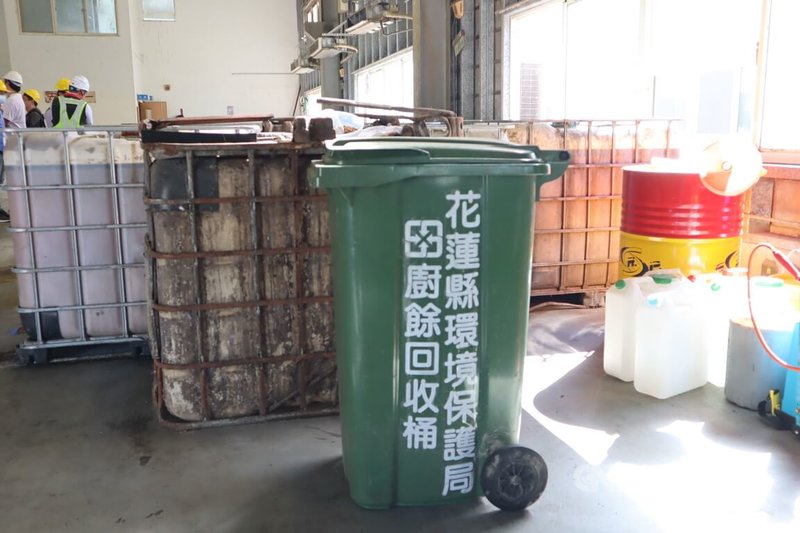 花蓮全年產出廚餘量約5500公噸,環保局2019年在鳳林鎮環保科技園區建置2套廚餘高效處理系統,處理全縣6成以上廚餘,轉換為有機肥料,但縣議員質疑空品、污水處理未達標;環保局承諾監測並改善。中央社記者李先鳳攝 113年12月2日