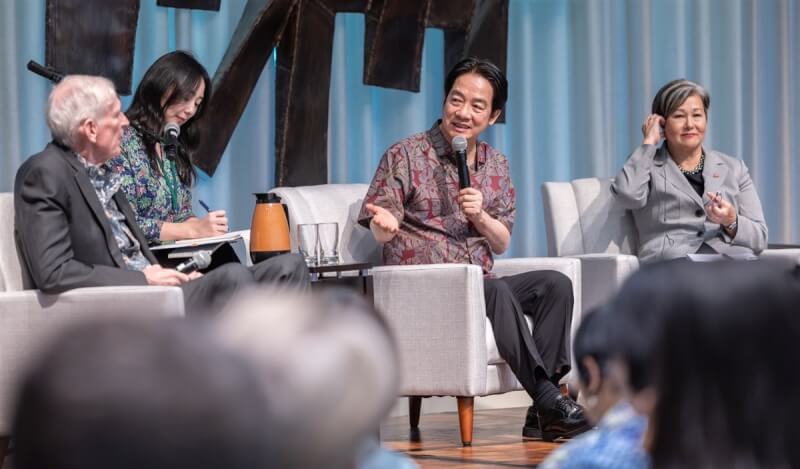 總統賴清德(右2)「繁榮南島.智慧永續」之旅首站過境美國夏威夷,當地時間1日下午出席美國智庫東西中心(EWC)政策座談。(總統府提供)中央社記者翁睿坤檀香山傳真 113年12月2日