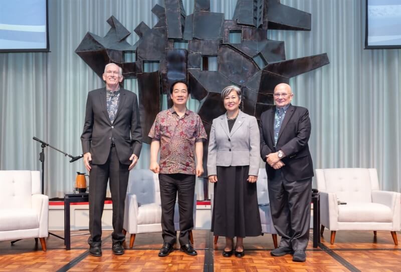 賴總統出席美國智庫東西中心(EWC)政策座談,並與東西中心院長蘇珊妮(Suzanne Vares-Lum)(右2)、前院長魏理庭(Richard Vuylsteke)(右)、美國在台協會(AIT)前主席莫健(James Moriarty)(左)合影留念。(總統府提供)中央社記者翁睿坤檀香山傳真 113年12月2日
