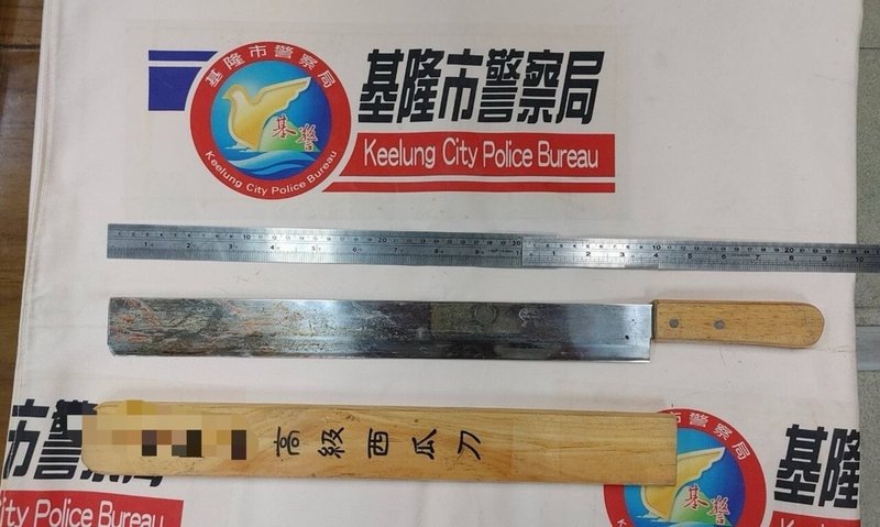 1名雞排攤員工1日晚間在八斗子夜市工作時,遭人持西瓜刀砍傷背部,警方2日凌晨在瑞芳地區逮捕犯嫌,起出犯案用西瓜刀(圖),全案朝殺人未遂罪嫌偵辦。(讀者提供)中央社記者王朝鈺傳真 113年12月2日